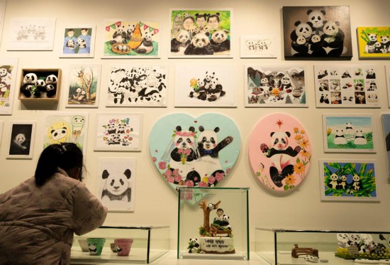 2月20日，一位小朋友在看“福寶”家族的創(chuàng)意作品。新華社記者姚琪琳攝