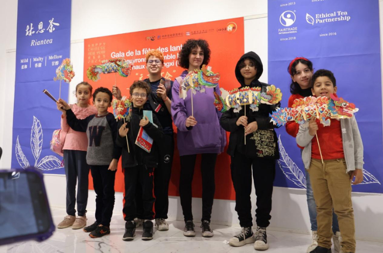 孩子們拿著元宵彩燈合影。拉巴特中國(guó)文化中心供圖