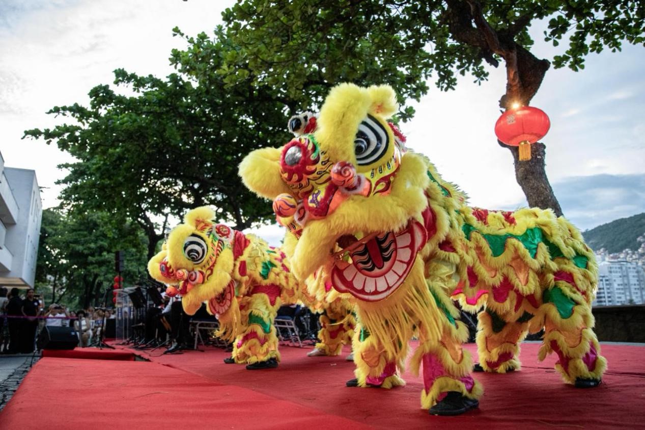 當(dāng)?shù)貢r(shí)間2月24日晚，2024年元宵節(jié)慶?；顒?dòng)在巴西里約熱內(nèi)盧市科帕卡巴納要塞舉辦。巴西山河文化促進(jìn)中心供圖