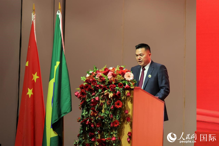巴西和統(tǒng)會(huì)新任會(huì)長張小春發(fā)表就職演講。人民網(wǎng)記者 時(shí)元皓攝