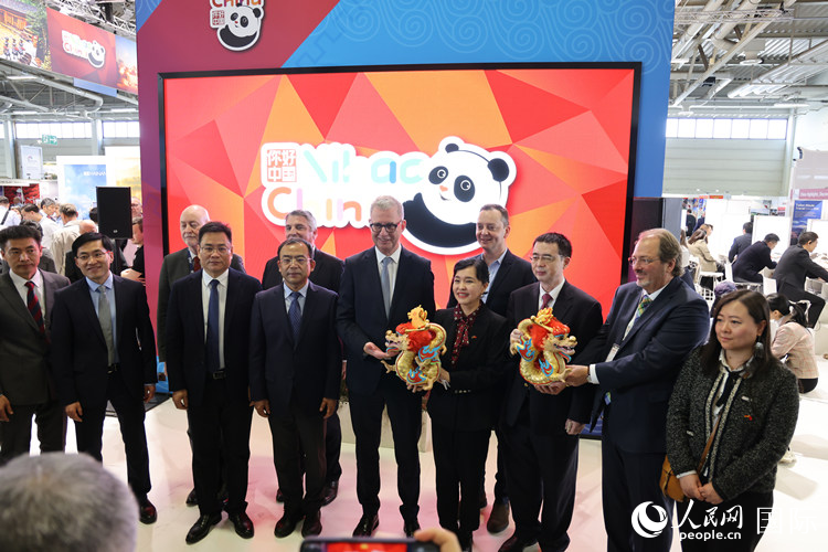 參加中國館開幕式的嘉賓們在“你好 中國” 展臺前合影留念。