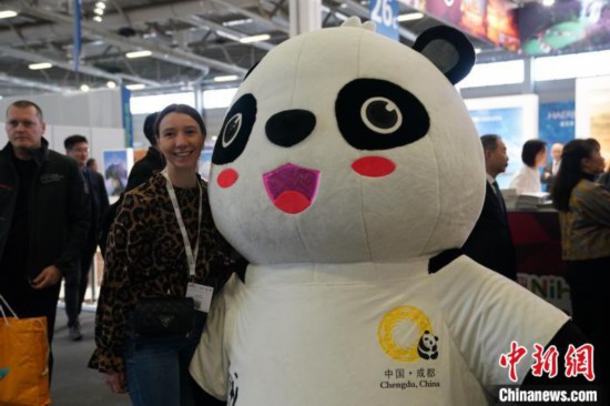 3月5日，2024年柏林國(guó)際旅游交易會(huì)(ITB)在柏林會(huì)展中心拉開帷幕。以“你好！中國(guó)”為主題的中國(guó)展區(qū)當(dāng)日亮相展會(huì)。圖為觀眾與大熊貓人偶合影。中新社記者 馬秀秀 攝