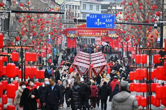 2024年2月18日，游客在2024年青島蘿卜·元宵·糖球會(huì)上消費(fèi)、游玩。新華社記者李紫恒攝