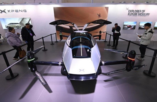2023年12月1日，在鏈博會(huì)智能汽車鏈展區(qū)小鵬汽車展臺(tái)，參觀者觀看一臺(tái)智能飛行器。新華社記者蔡湘鑫攝