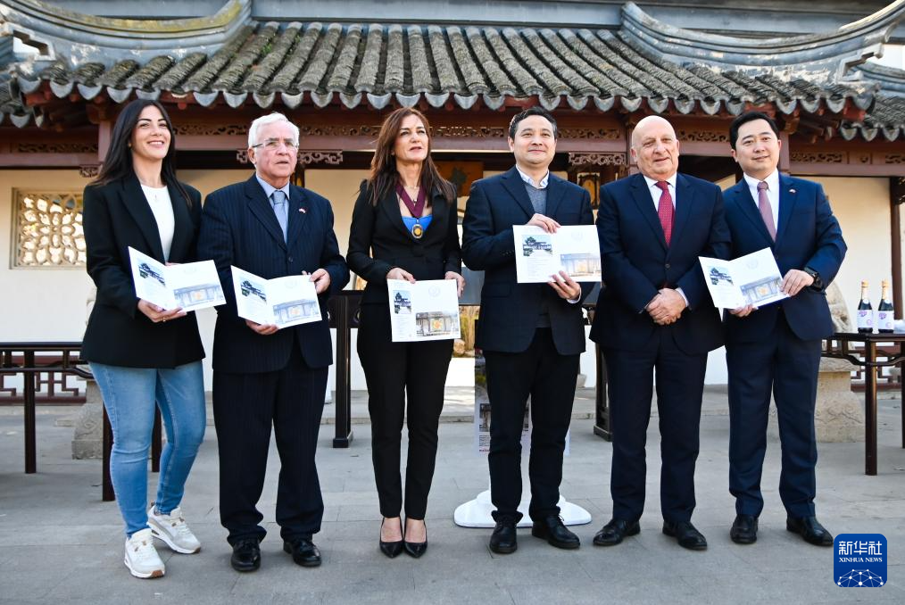 3月6日，嘉賓出席在馬耳他桑塔露琪亞市舉行的中國生肖郵票發(fā)行儀式。新華社發(fā)（喬納森·博格攝）