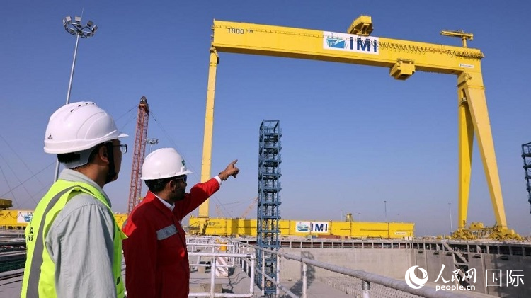 工作人員查看龍門吊情況。人民網(wǎng)記者管克江攝