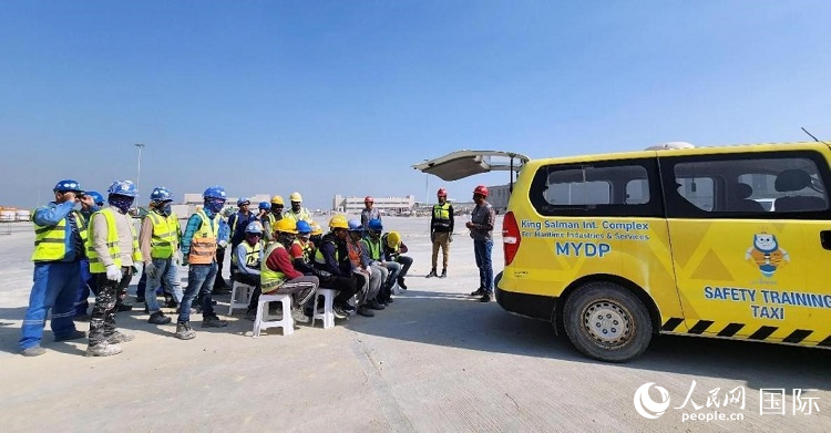 安全宣講出租車在現(xiàn)場播放安全視頻。人民網(wǎng)記者 管克江攝