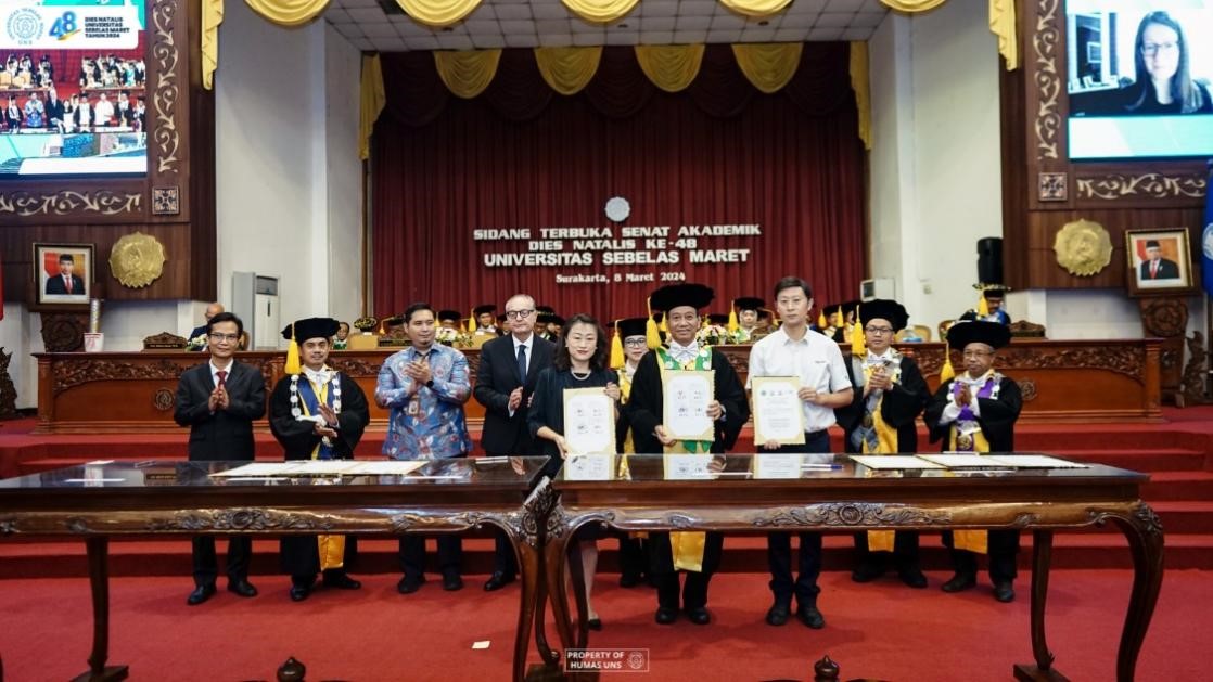 西華大學(xué)、三一一大學(xué)、印尼鋰源新材料有限公司、四川鋰源新能源有限公司四方共同簽署國際合作協(xié)議。印尼三一一大學(xué)孔子學(xué)院供圖