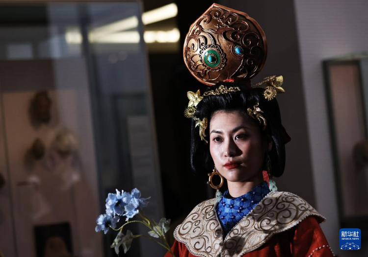 3月13日，在位于法國(guó)巴黎的吉美國(guó)立亞洲藝術(shù)博物館，模特展示敦煌復(fù)原服飾。新華社記者 高靜 攝