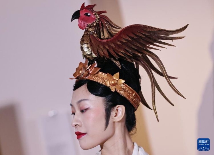 3月13日，在位于法國(guó)巴黎的吉美國(guó)立亞洲藝術(shù)博物館，模特展示敦煌復(fù)原服飾。新華社記者 高靜 攝