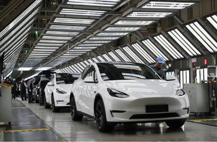 2023年12月22日，在特斯拉上海超級工廠內，工人在對出廠前的車輛進行漆面及門窗檢測。新華社記者 方喆 攝