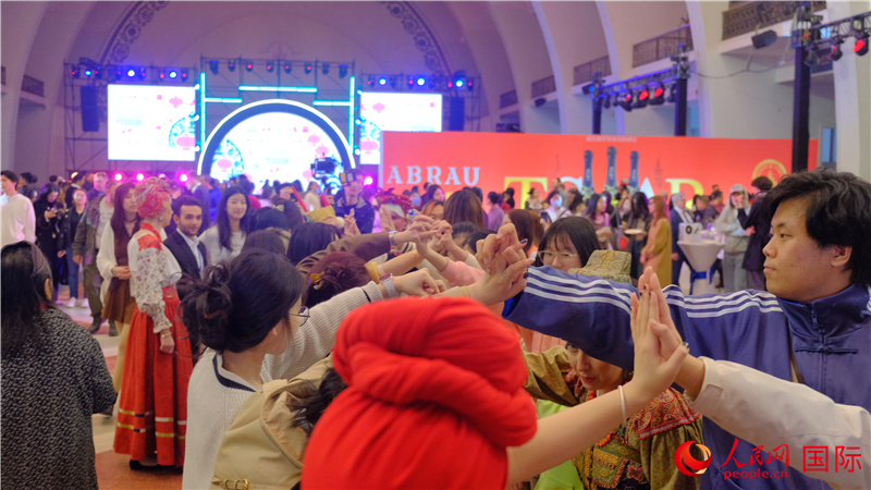 中俄觀眾在現(xiàn)場參與俄羅斯民俗互動(dòng)游戲。人民網(wǎng) 褚夢琦攝