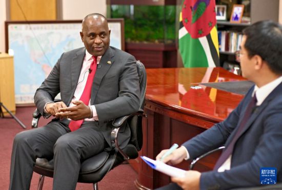 3月4日，多米尼克總理斯凱里特在首都羅索接受新華社記者專訪。新華社記者 趙凱 攝