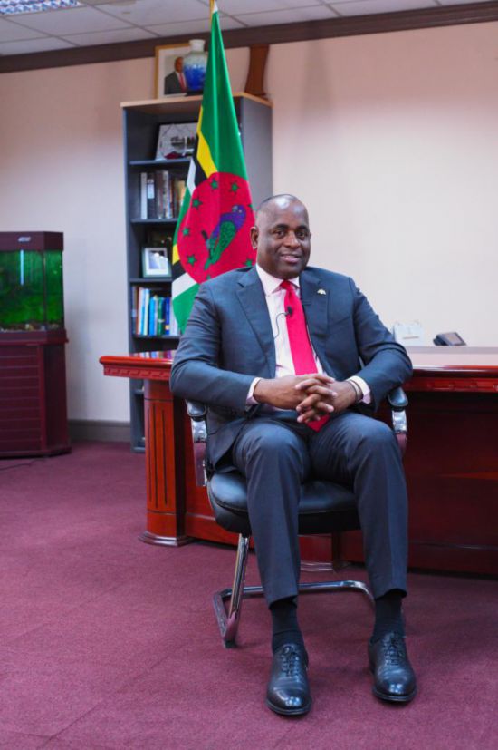 3月4日，多米尼克總理斯凱里特在首都羅索的總理辦公室接受新華社記者獨家專訪。新華社記者 趙凱 攝