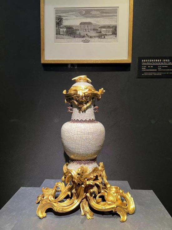 青釉香水瓶，瓷瓶頂部、口沿、底座均裝飾洛可可風(fēng)格銅鍍金飾件。新華社記者徐壯 攝