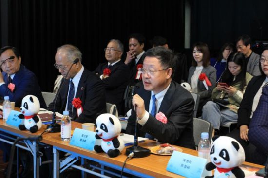 圖為四川省文化和旅游廳廳長(zhǎng)戴允康向日本友人介紹四川旅游資源。（中國(guó)駐東京旅游辦事處供圖）