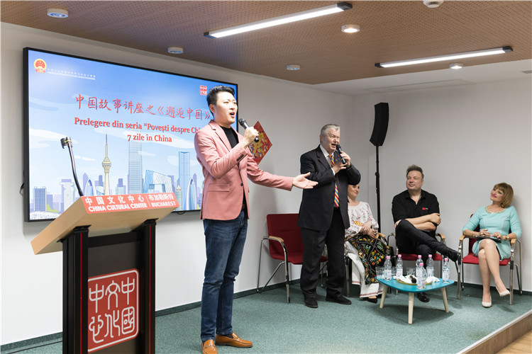 中國(guó)青年男高音歌唱家方瀧與奧爾基·圖爾達(dá)合唱羅語歌曲。布加勒斯特中國(guó)文化中心供圖。