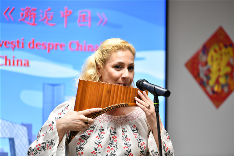 喬治亞娜·帕納演奏排簫。 布加勒斯特中國(guó)文化中心供圖。
