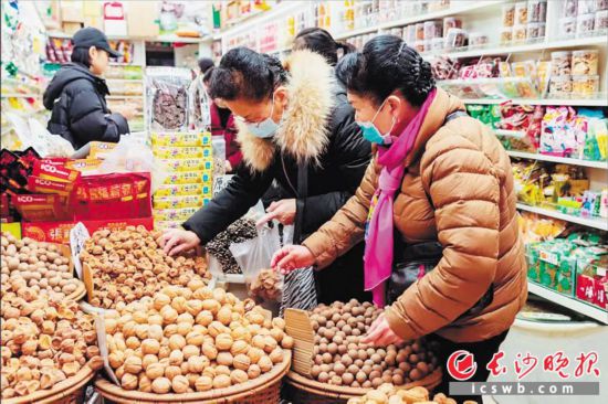 　　在長沙南門口菜市場(chǎng)附近的一家炒貨店內(nèi)，市民正在選購年貨?！　￠L沙晚報(bào)全媒體記者 范宏歡 攝