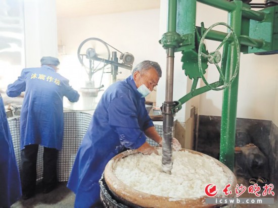 　　作坊里工人正在進行粉絲生產(chǎn)。受訪者供圖
