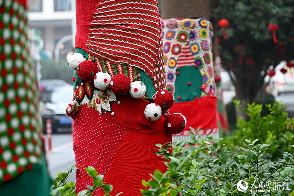 杭州市拱墅區(qū)獅虎橋路上的行道樹“穿”上了新裝。人民網(wǎng) 葉賓得攝