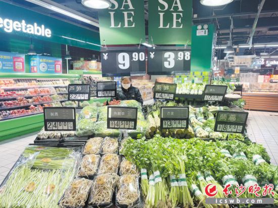 　　家樂福芙蓉廣場店，市民在選購春菜。