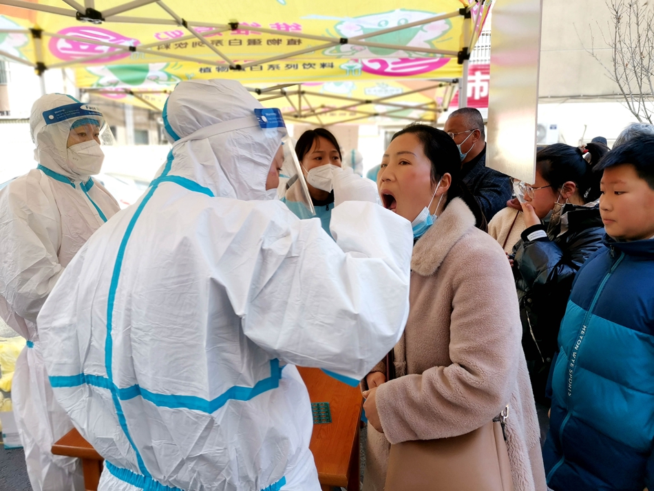 連云港贛榆區(qū)抽調(diào)近500名醫(yī)務(wù)人員開(kāi)展核酸檢測(cè)。朱代桂攝