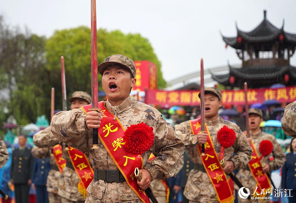 3月22日，新兵們高喊誓言、莊嚴亮劍。人民網(wǎng) 章勇濤攝