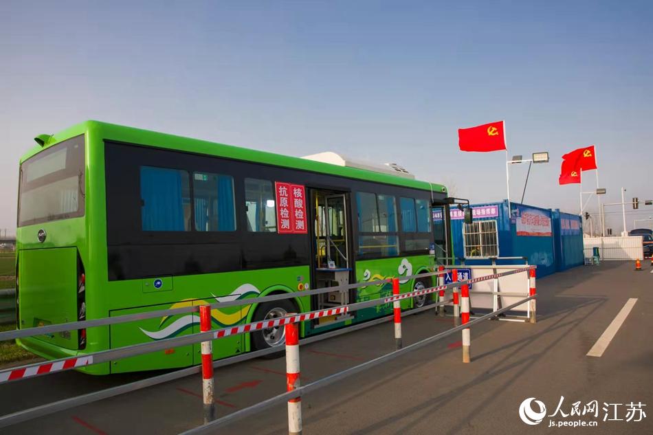 淮安市客總汽車運(yùn)輸有限公司調(diào)集兩部車況最佳“核酸采樣流動車”，組建黨員“先鋒崗”。紀(jì)星名攝