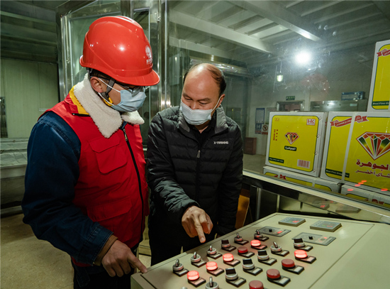 電力工作人員對用電企業(yè)進行指導。受訪單位供圖