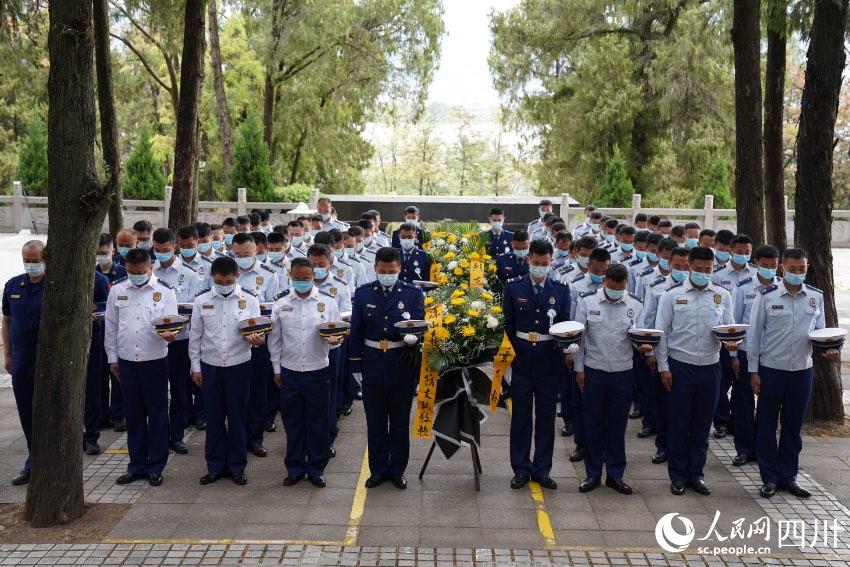 涼山州森林消防支隊(duì)駐西昌全體消防救援人員一同前往西昌市烈士陵園舉行紀(jì)念活動(dòng)。樊文淵攝