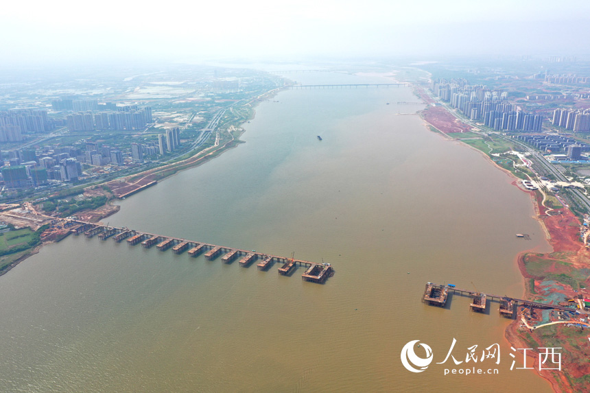 航拍九龍湖過江大橋，該橋是南昌第七座跨贛江通道。 人民網(wǎng) 時雨攝