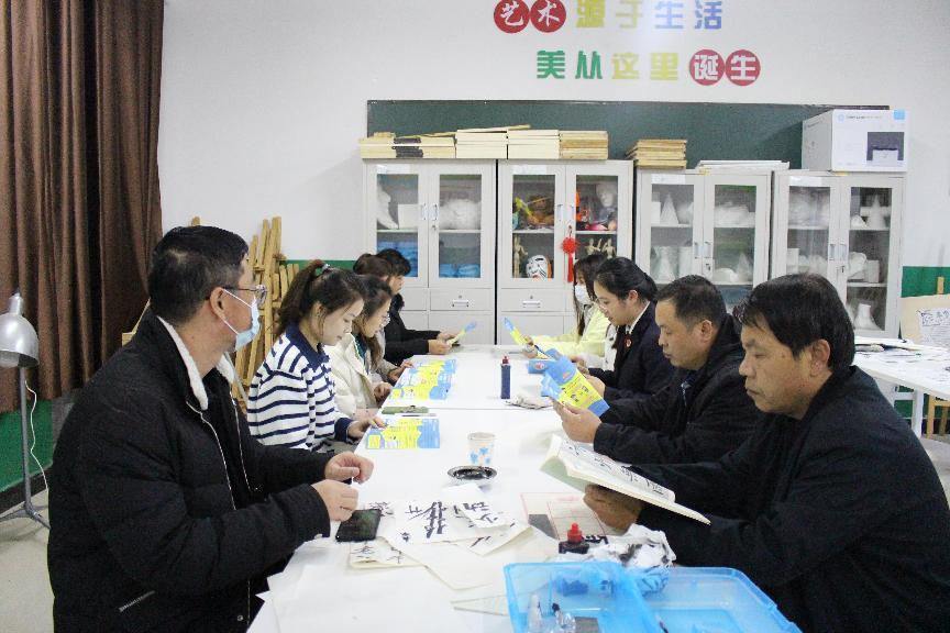 河北省臨西縣人民檢察院未檢檢察官在臨西縣第二小學(xué)為家長講解家庭教育促進(jìn)法。 孫國月攝