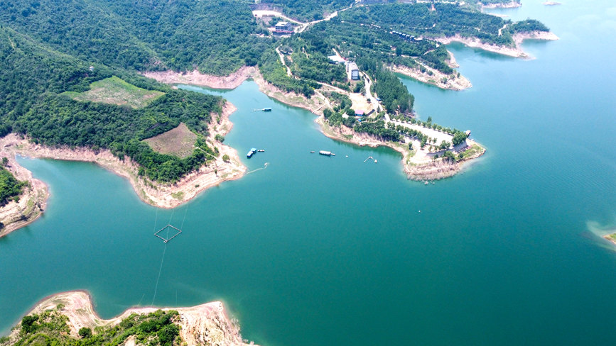 河南洛陽市孟津區(qū)境內(nèi)的黃河小浪底風(fēng)景區(qū)黃鹿山景點(diǎn)風(fēng)光。黃政偉攝
