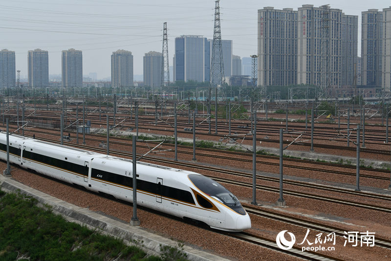 列車駛出站臺(tái)。人民網(wǎng) 霍亞平攝
