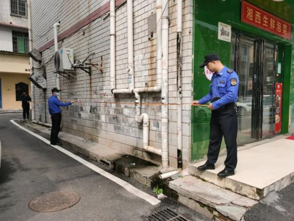聯(lián)合執(zhí)法小組進行房屋入戶調(diào)查丈量。單位供圖
