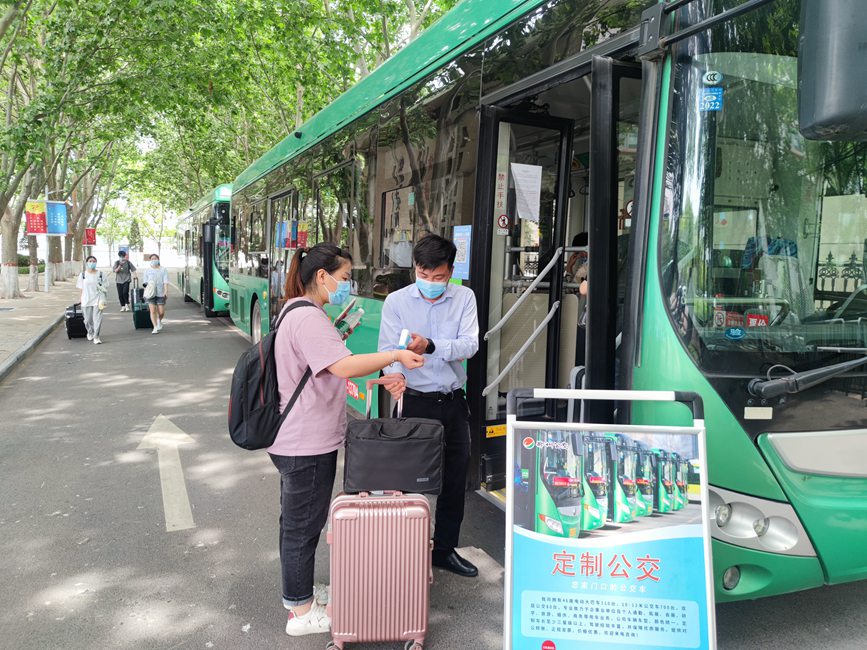 公交車從校園宿舍樓下出發(fā)，直達(dá)鄭州火車站和鄭州東站。崔晨攝