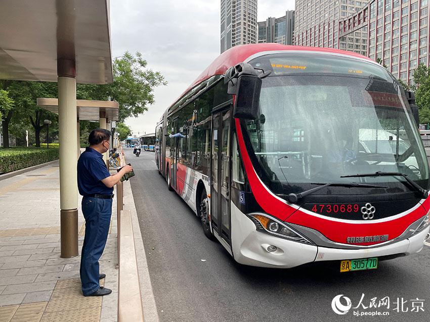 北京1路公交車駛進(jìn)八王墳西站，此前各路公交經(jīng)過該站時均甩站通過，今起該站回復(fù)正常上下客。人民網(wǎng) 尹星云攝