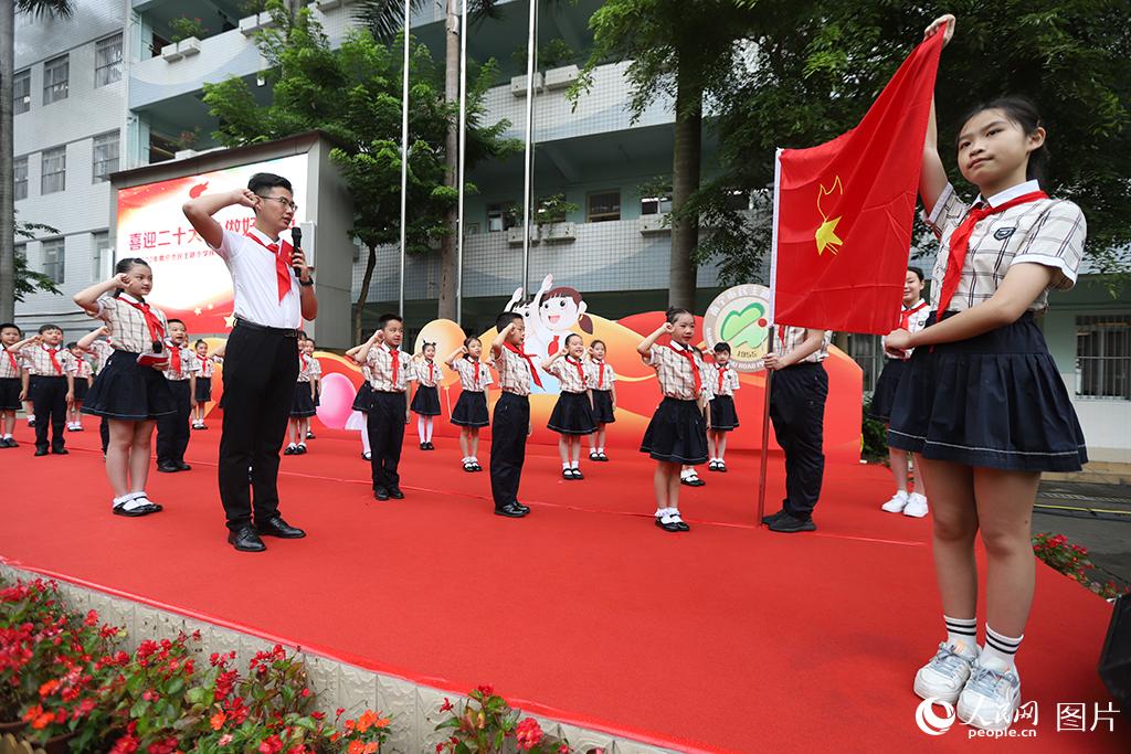 5月31日，在廣西壯族自治區(qū)南寧市民主路小學(xué)，學(xué)校大隊(duì)輔導(dǎo)員帶領(lǐng)少先隊(duì)員呼號(hào)。人民網(wǎng)記者 嚴(yán)立政攝