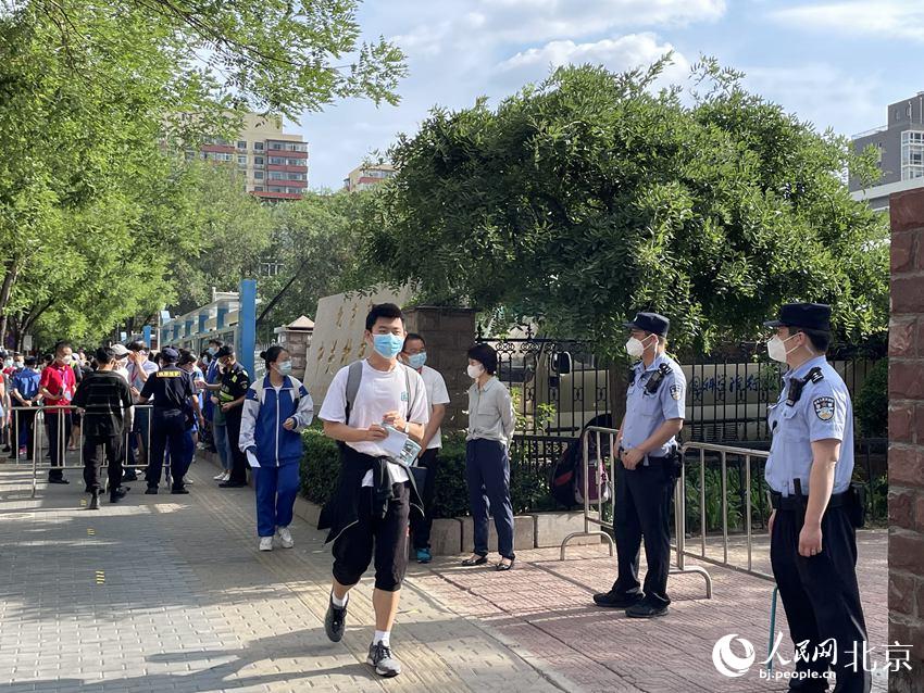 在中關(guān)村中學(xué)考點，考生們有序走入考點。人民網(wǎng) 董兆瑞攝