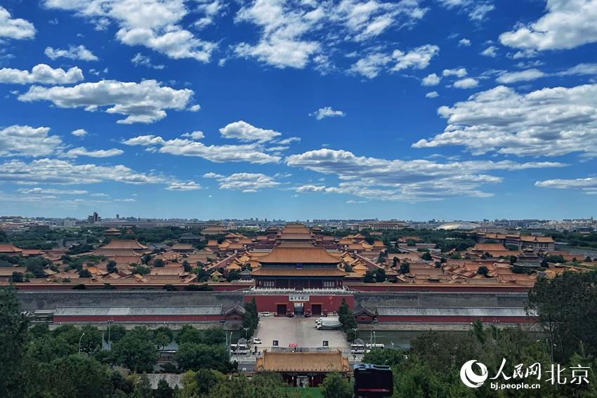 北京再現(xiàn)“高顏值”藍(lán)天白云。 人民網(wǎng) 池夢(mèng)蕊攝