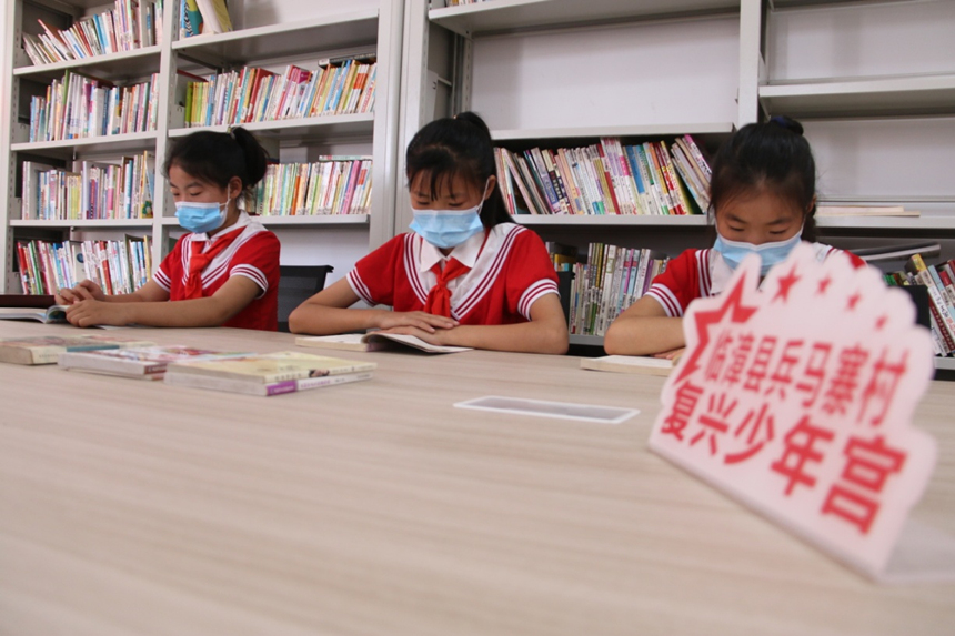 河北省臨漳縣柏鶴集鄉(xiāng)兵馬寨村復(fù)興少年宮，孩子們?cè)陂営[室讀書。 申志好攝