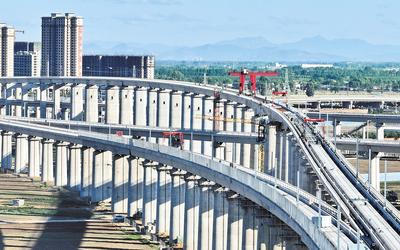6月7日，工人在唐山市高新技術(shù)開發(fā)區(qū)境內(nèi)的京唐城際鐵路建設(shè)工地施工（無人機(jī)照片）。 新華社記者 楊世堯攝