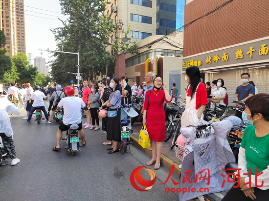 石家莊外國(guó)語(yǔ)學(xué)?？键c(diǎn)外送考的家長(zhǎng)。人民網(wǎng) 祝龍超攝
