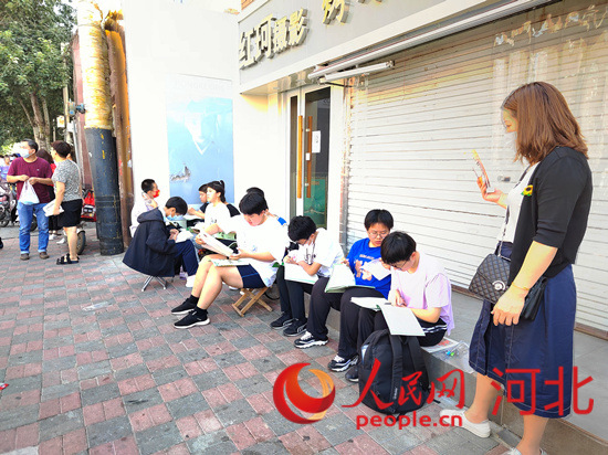 臨進(jìn)考場(chǎng)，考生抓緊時(shí)間再?gòu)?fù)習(xí)一下。人民網(wǎng) 祝龍超攝