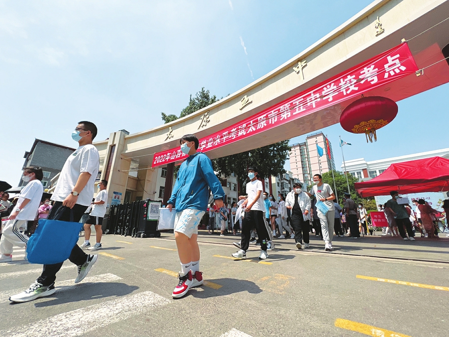 六月二十日，中考太原五中考點，完成首門考試的考生滿懷信心走出考場。記者李兆民攝