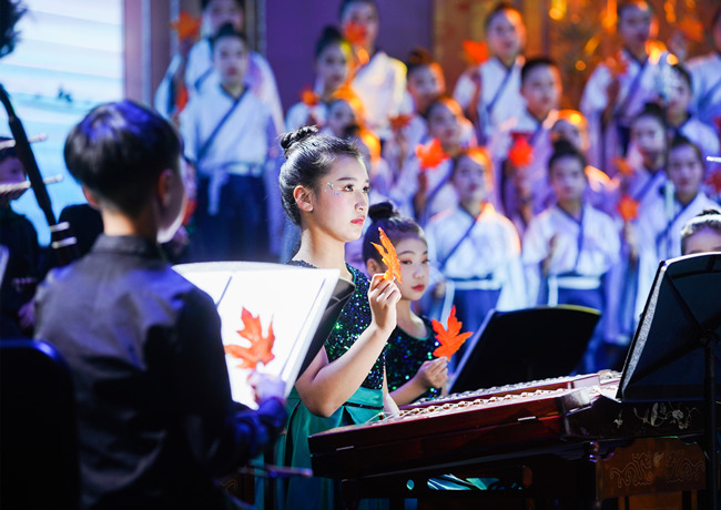 樂(lè)團(tuán)在臺(tái)上演出。單位供圖