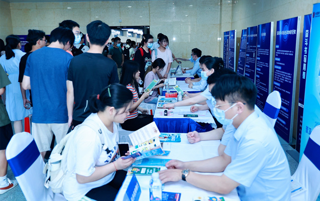 大學(xué)生現(xiàn)場咨詢創(chuàng)業(yè)政策。長沙市人社局供圖