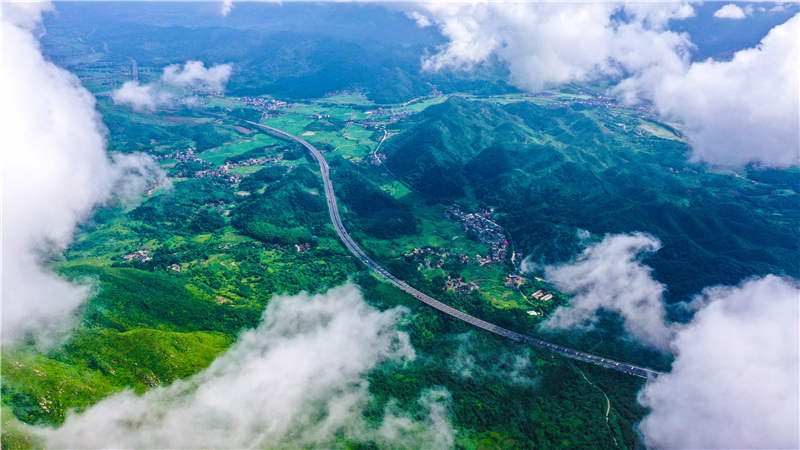 湖南省常寧市廟前鎮(zhèn)泉井村，云霧繚繞，青山蒼翠，公路蜿蜒，秀美如畫。周秀魚春攝
