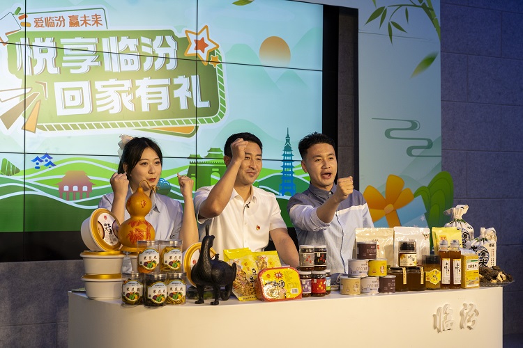 6月3日下午，在臨汾原產(chǎn)地商品體驗店，曲沃縣副縣長樊奇選對當?shù)氐霓r(nóng)特產(chǎn)品、旅游景點進行了推介代言。鄭遠飛攝